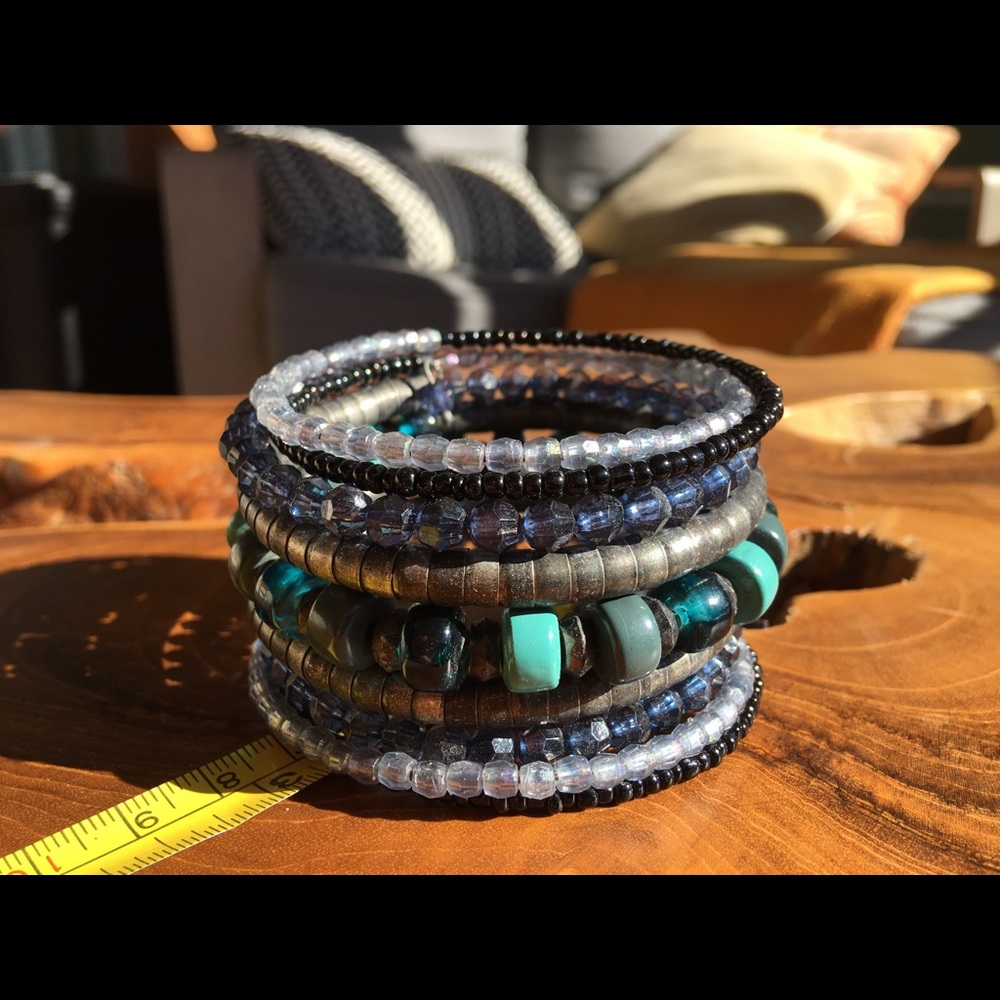 Slinky beaded bracelet from the 90s era, with cool and bold hues of blues. - Picture 4 of 6